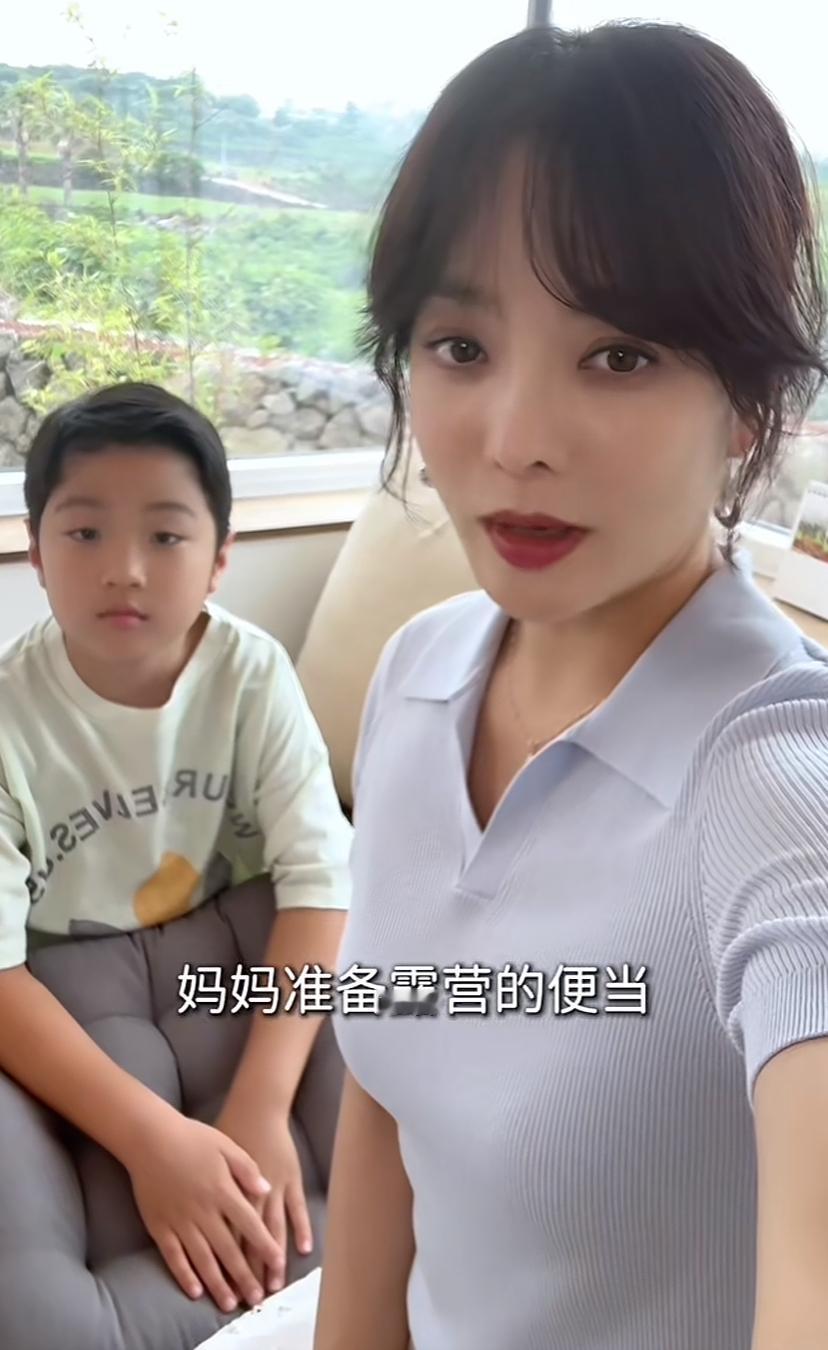 蔡琳的中国话说的越来越好了，儿子也越来越像爸爸高梓淇了。如果蔡琳当初大部分时间
