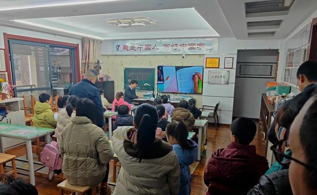 吓人，一年最少80万谁在说读书牛逼没用，就是他自己没用就说这个写字班，老两