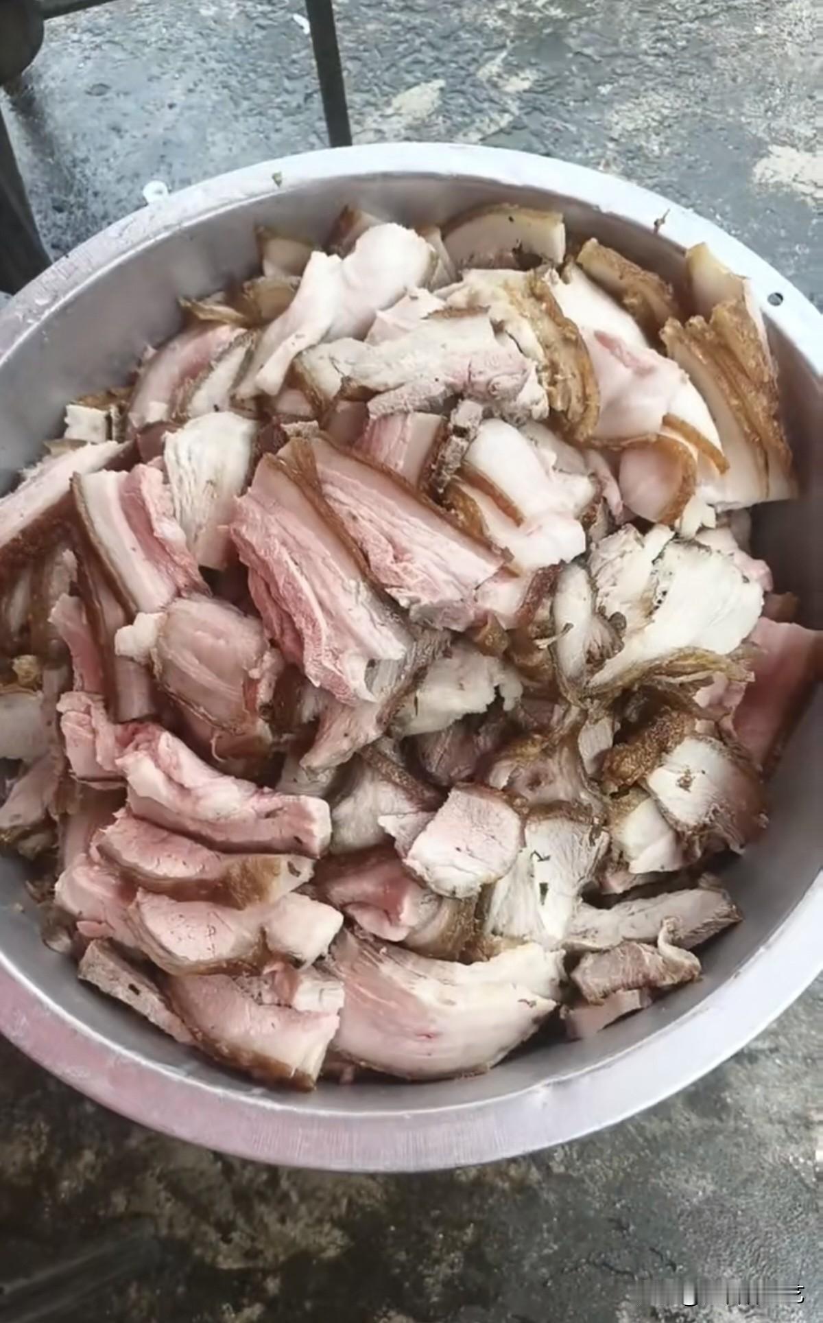 晒图笔记大赛满满一大盆切好的卤肉，肥瘦相间，皮肉层次分明。色泽油润诱人，带着熟食