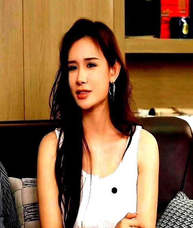 他不还手，不是怂，是把劲儿留给了更难的事。湖南安化的小学里，38个娃跟着他做戏