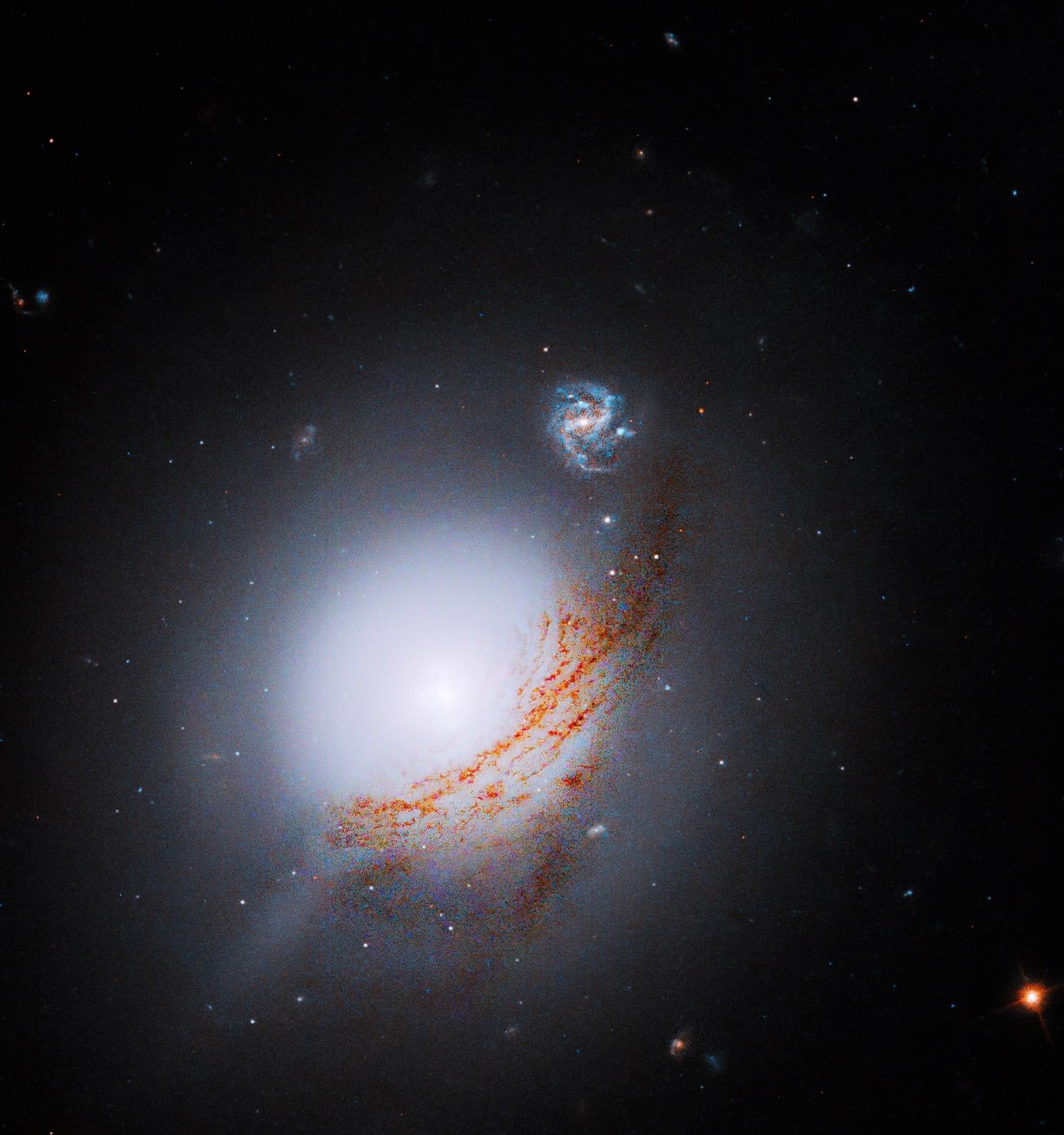 塞弗特星系NGC5283，拥有一个活跃的星系核，由哈勃望远镜拍摄。其中心超大质