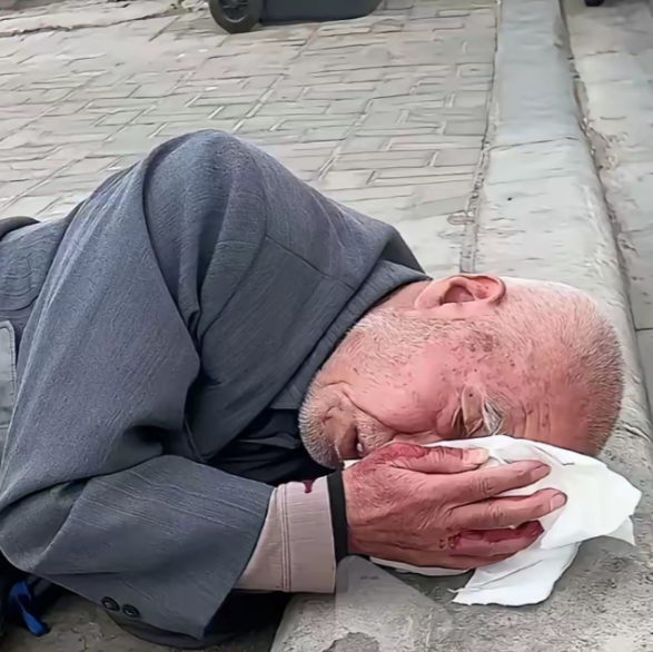 报应来的太快！老人摔倒，路人却冷漠围观？​近日，在某地发生一起年逾80的老汉