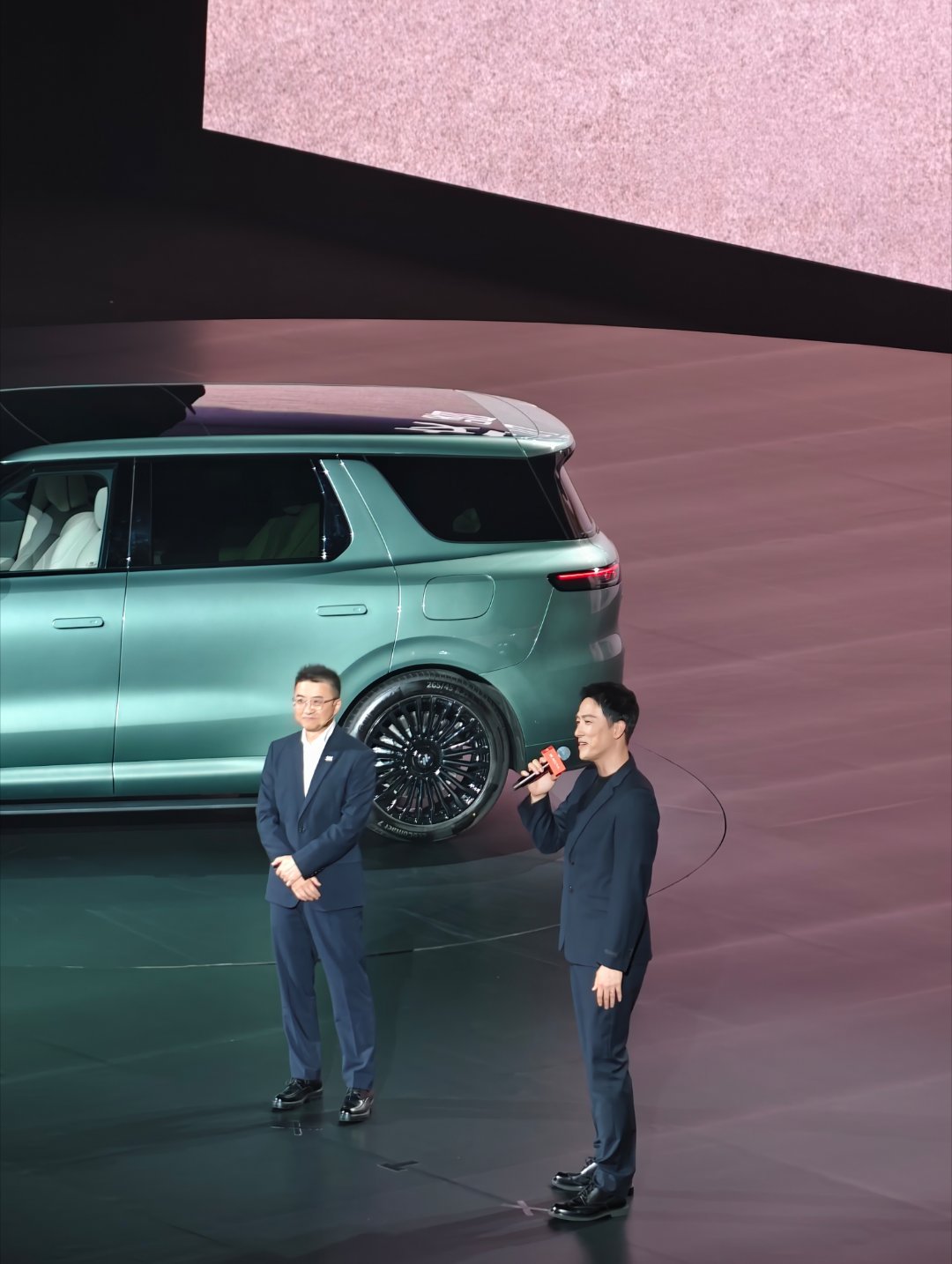 啊！真没想到刘翔本人这么帅的！和智己LS8很搭。智己LS8今日正式上市