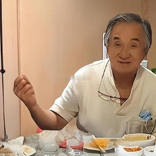 71岁成龙显老态，功夫传奇渐迟暮。家人们，看71岁成龙近照破防了！头发花白