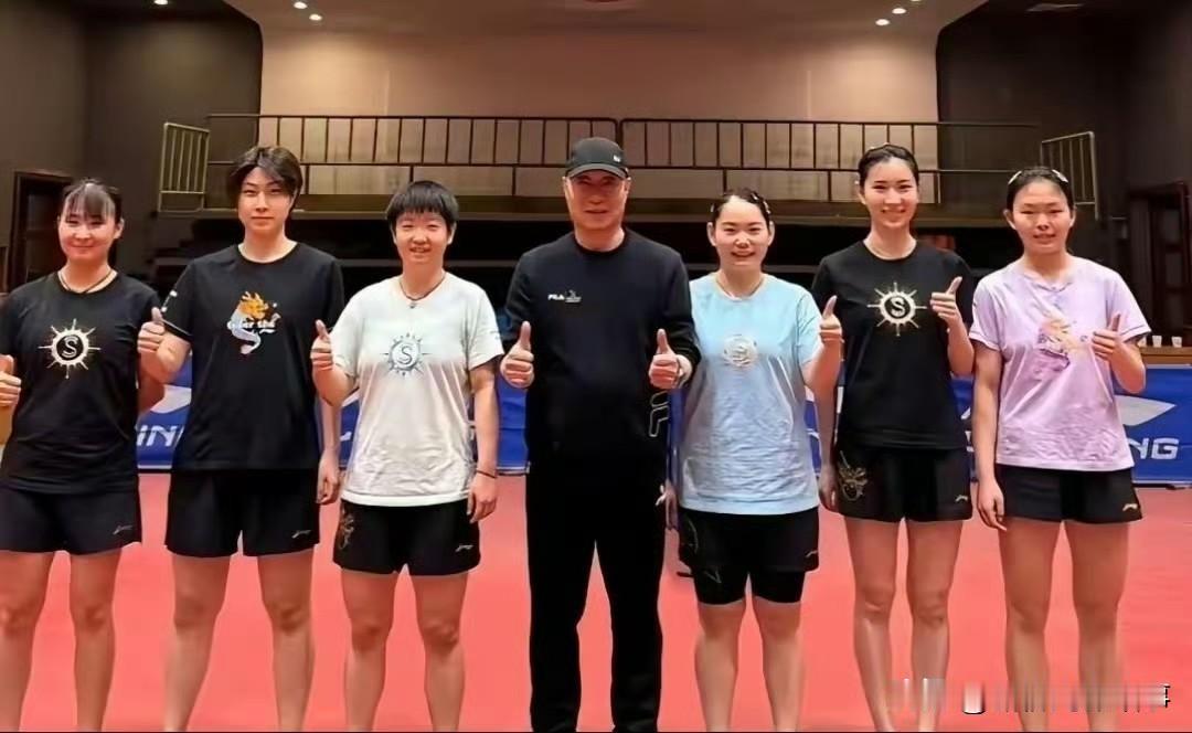 国乒训练合照引关注，王添艺颜值身材成焦点国乒最新训练合照曝光，画面中一众队