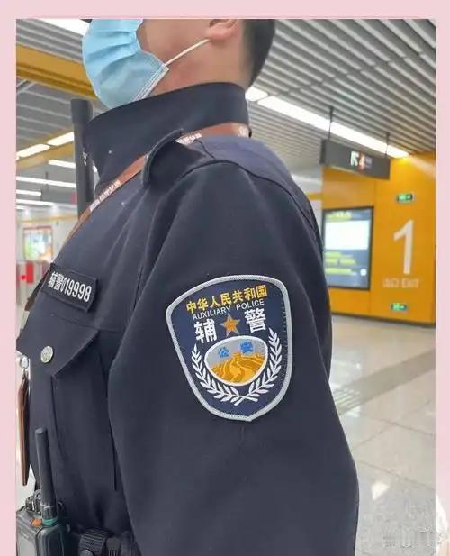 按照公安编制核定规则，是按人口规模核定民警编制，大致五十万人口配置对应警力，理论