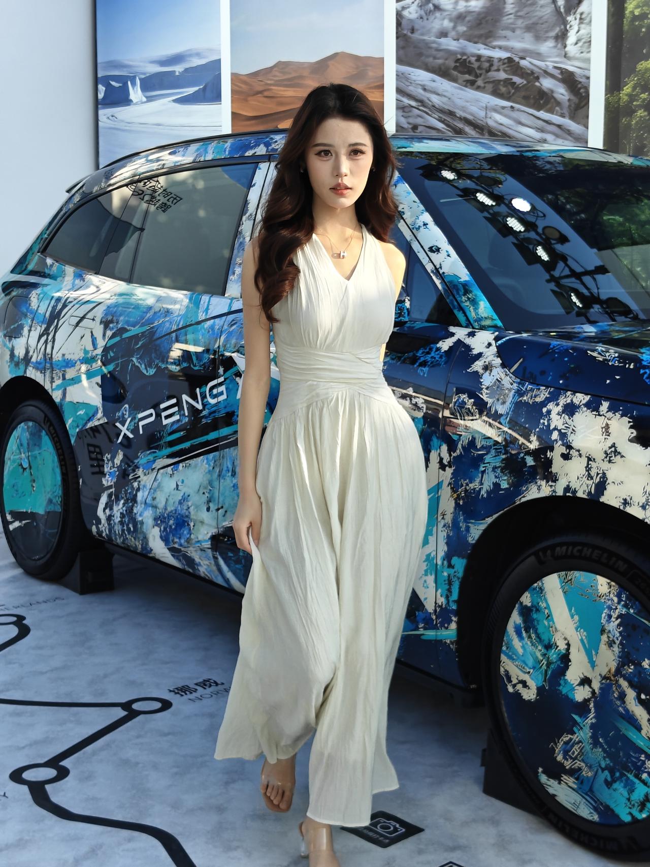 小鹏G9L与美女