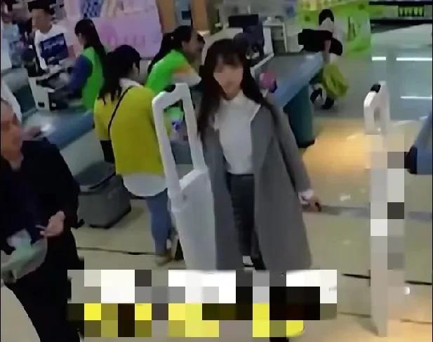 发生在“胖东来”超市的一件小事:一天，一名女子偷偷拿了超市的一块肉，最便宜的那