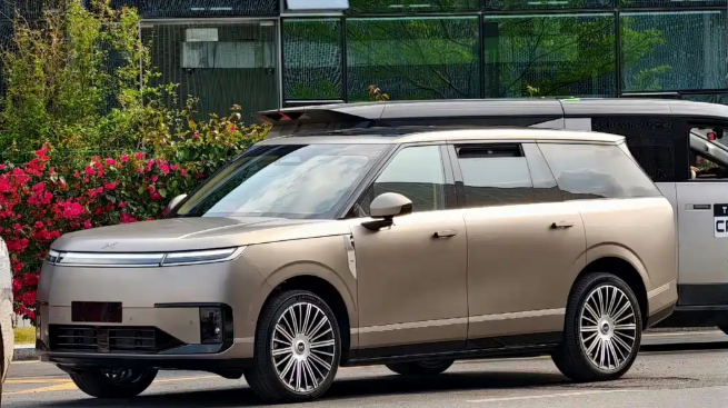 小鹏GX实车曝光三排大空间比拼揽胜增程+纯电6座中大型SUV小鹏GX采用了全新