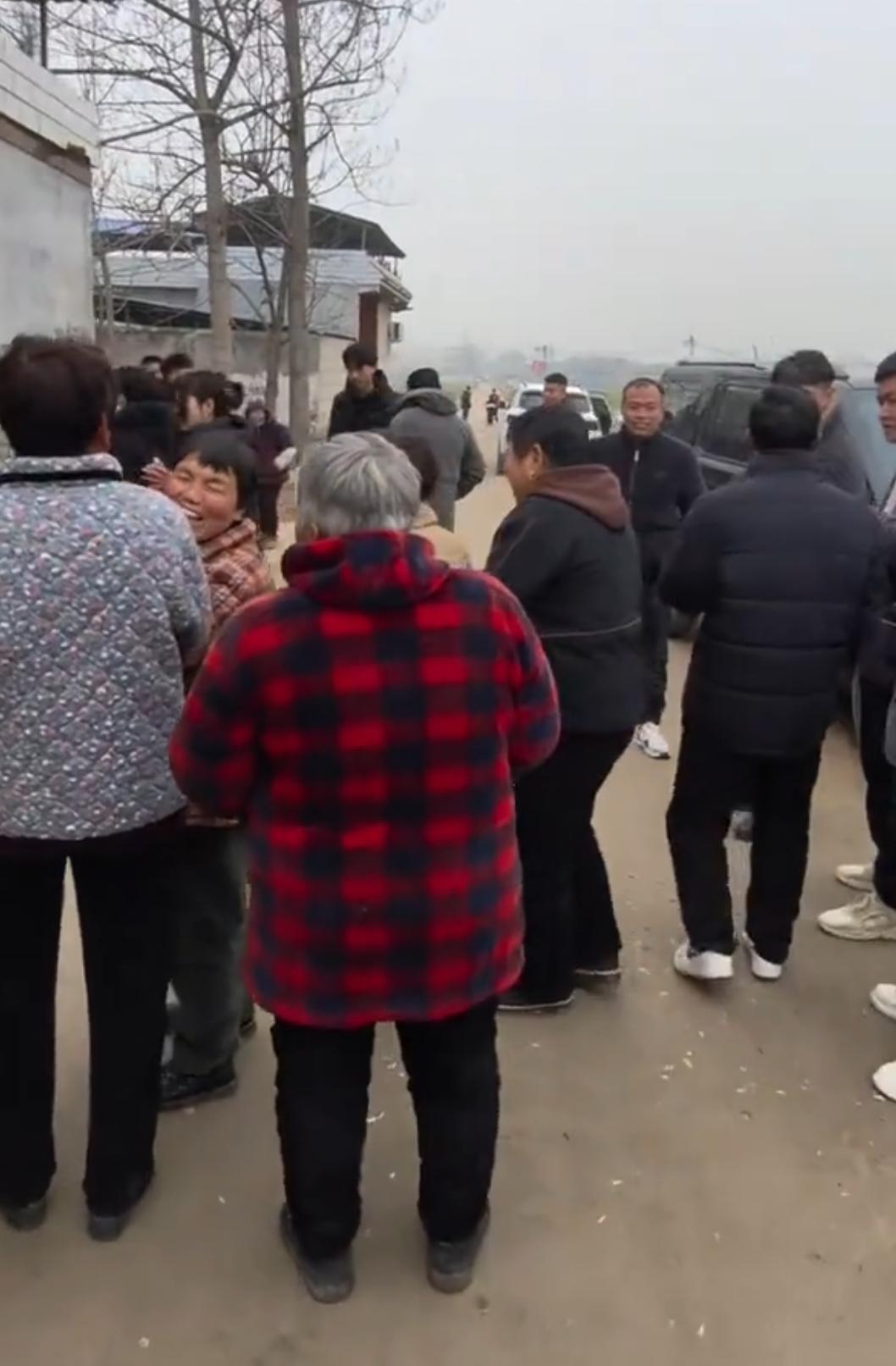 母亲在我5岁那年因病去世，是继父一手把我养大，供我读书，给我一个家。我一直把他当