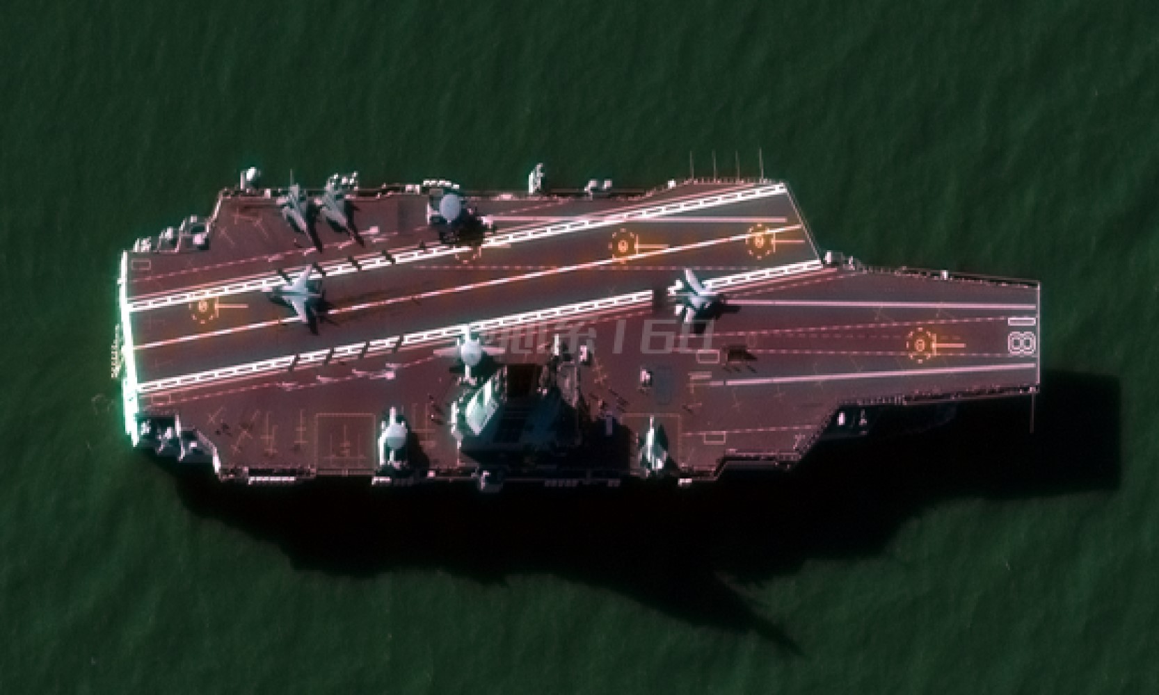 “福建舰”甲板清晰图，首见折叠机翼状态的歼-35舰载机！在“福建舰”北上接机后，