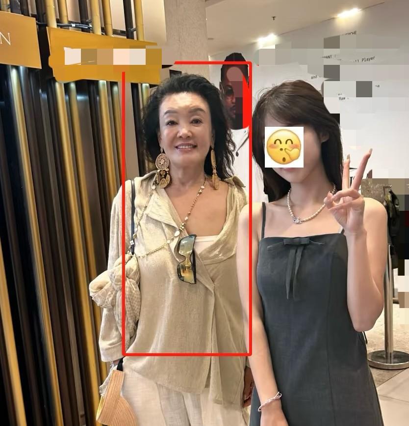 不得不佩服张兰这精神头儿！自从国外回来后就没闲着啊……第一顿饭是陪着孙子孙女一
