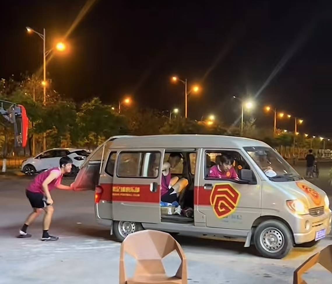 果果队我再也不说你的陈浩南移动办公室了😭😭😭我跪下来求你不要解散😭😭?