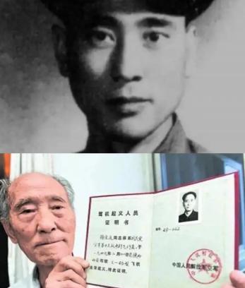 1949年2月，一架飞机在解放区坠落，当解放军赶到时，飞行员指着舱门说：“这里面