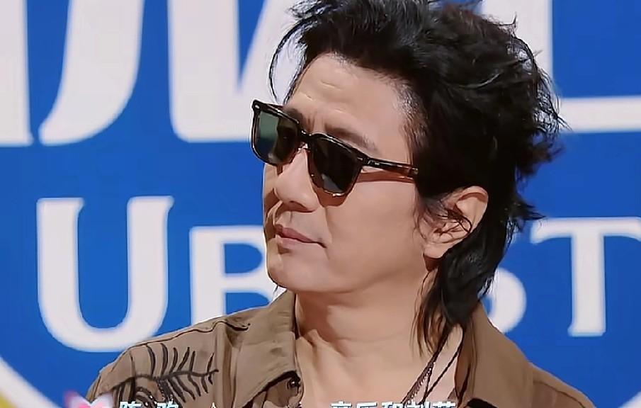 主持人问郑钧：“刘芸和音乐选一个，你怎么选？”郑钧：“肯定选刘芸啊，如果你20岁