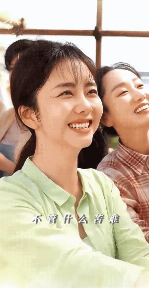 谭松韵拍的《我和我的命》好像就在昨天，今天她已经进组古装啦！三个姐妹乘着深圳的