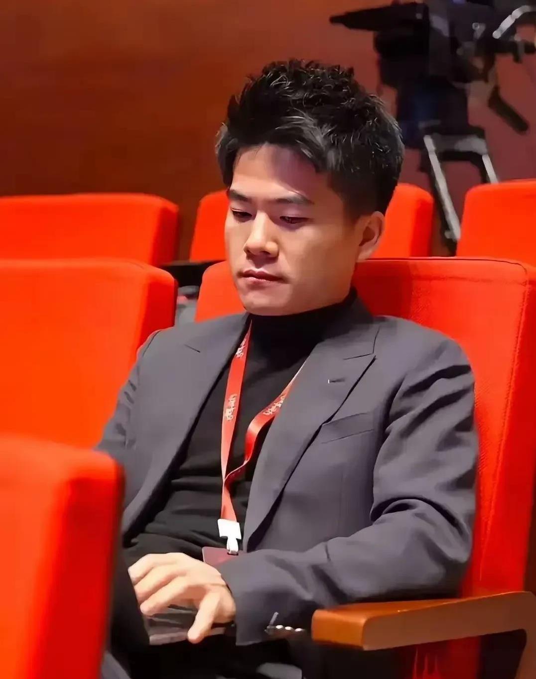 在直播间，吴京问董宇辉:“你的择偶标准是什么，有什么要求？”董宇辉说:“就按照嫂