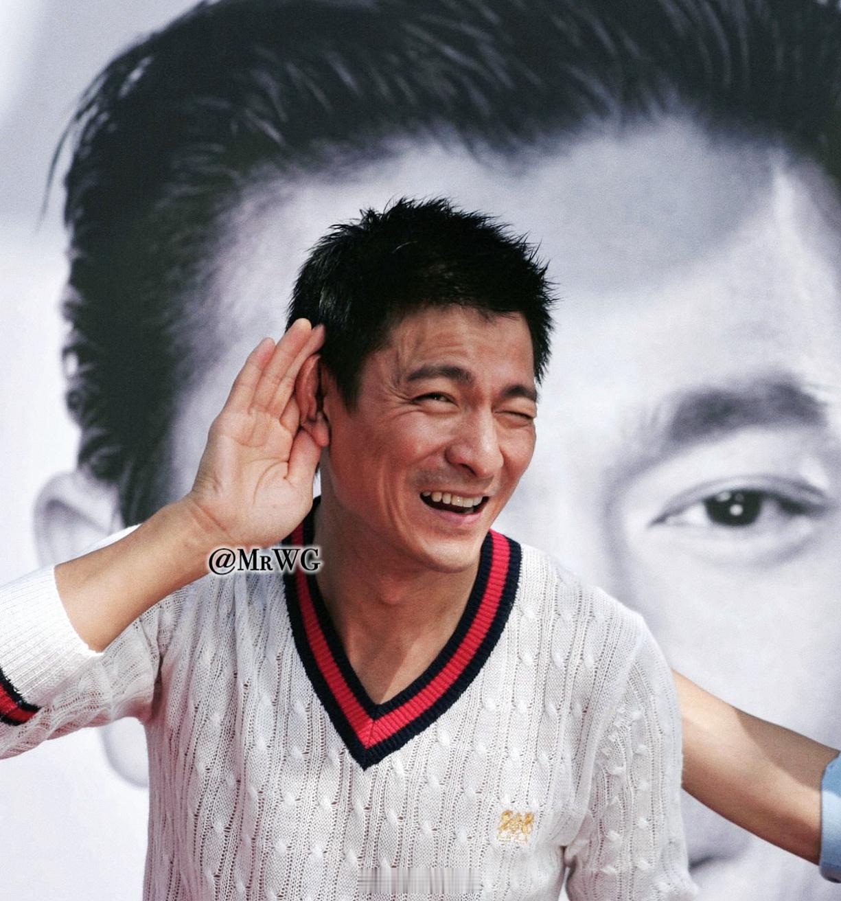 刘德华搭乘花絮去幕后“让我听到你们的欢呼！”[大笑]好萌的华仔，笑容灿