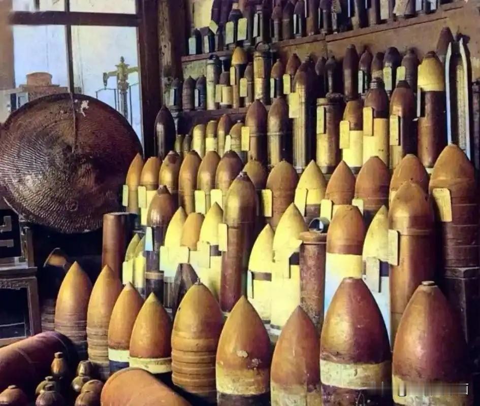 1900年，八国联军来的时候，北京的城防力量不可谓不雄厚，满清的仓库里锁着的武器