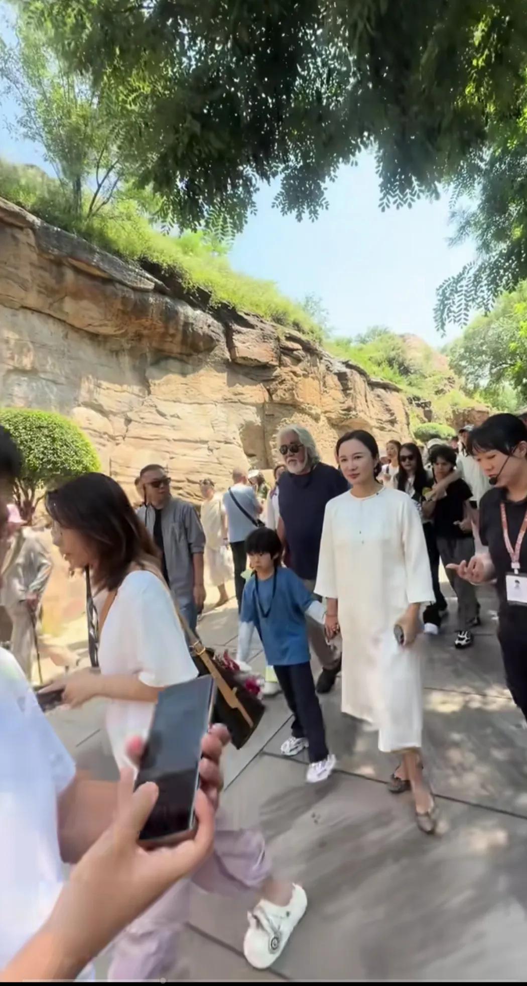 张纪中导演携孩子老婆现身山西大同，张纪中人气还是非常不错，走到哪里都会迎来众多网