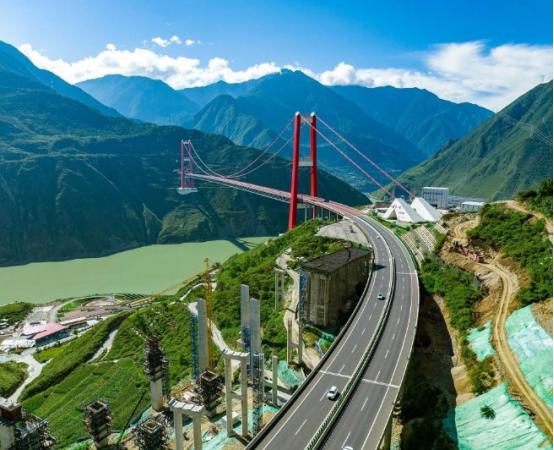 中国高速8年亏掉6万亿，美国高速免费还年年盈余——这组数字让多少人拍桌质疑？可真