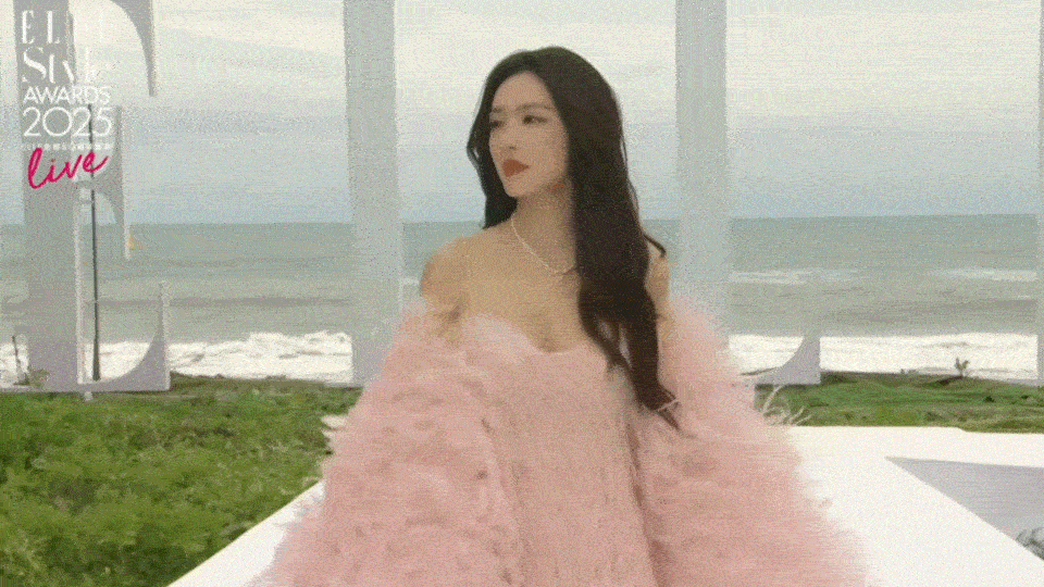 蔡文静ELLE粉色流苏造型蔡文静ELLE粉色流苏造型太惊艳！一袭粉裙缀满灵动流苏