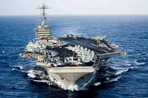 有人认为，航母几乎用的是纯铀235，没有多大量，并且一般航母离海岸几百公里外，击