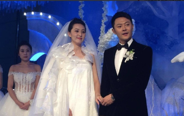 2014年，印小天向哈琳娜求了婚，哈琳娜说：“我是硕士学历，家族企业，愿意拿10
