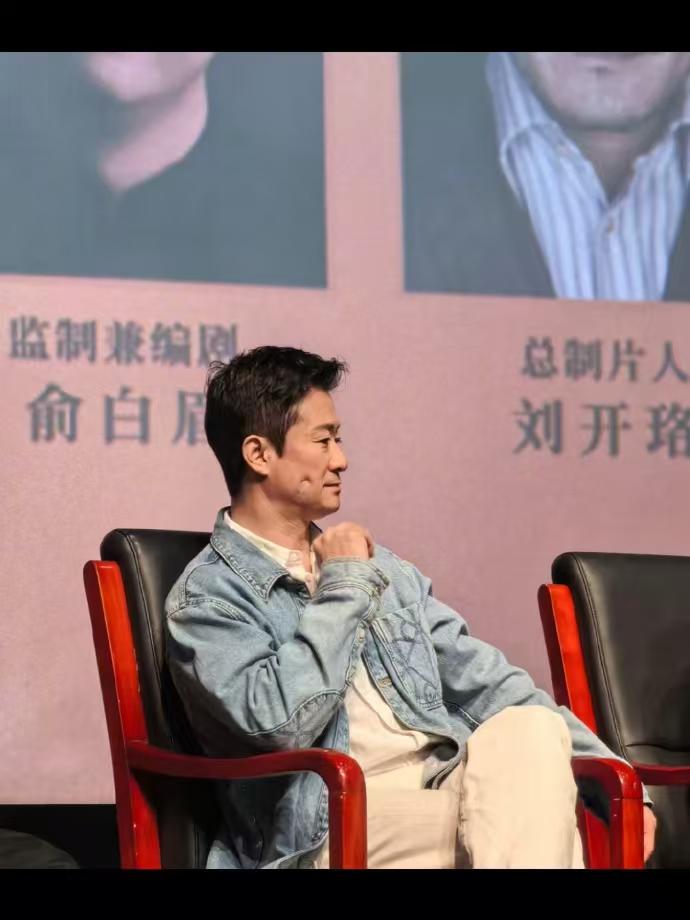 吴京，不用担心了！吴京在宣传电影时，无意中被网友发现他的脸一按，就会出现凹陷，