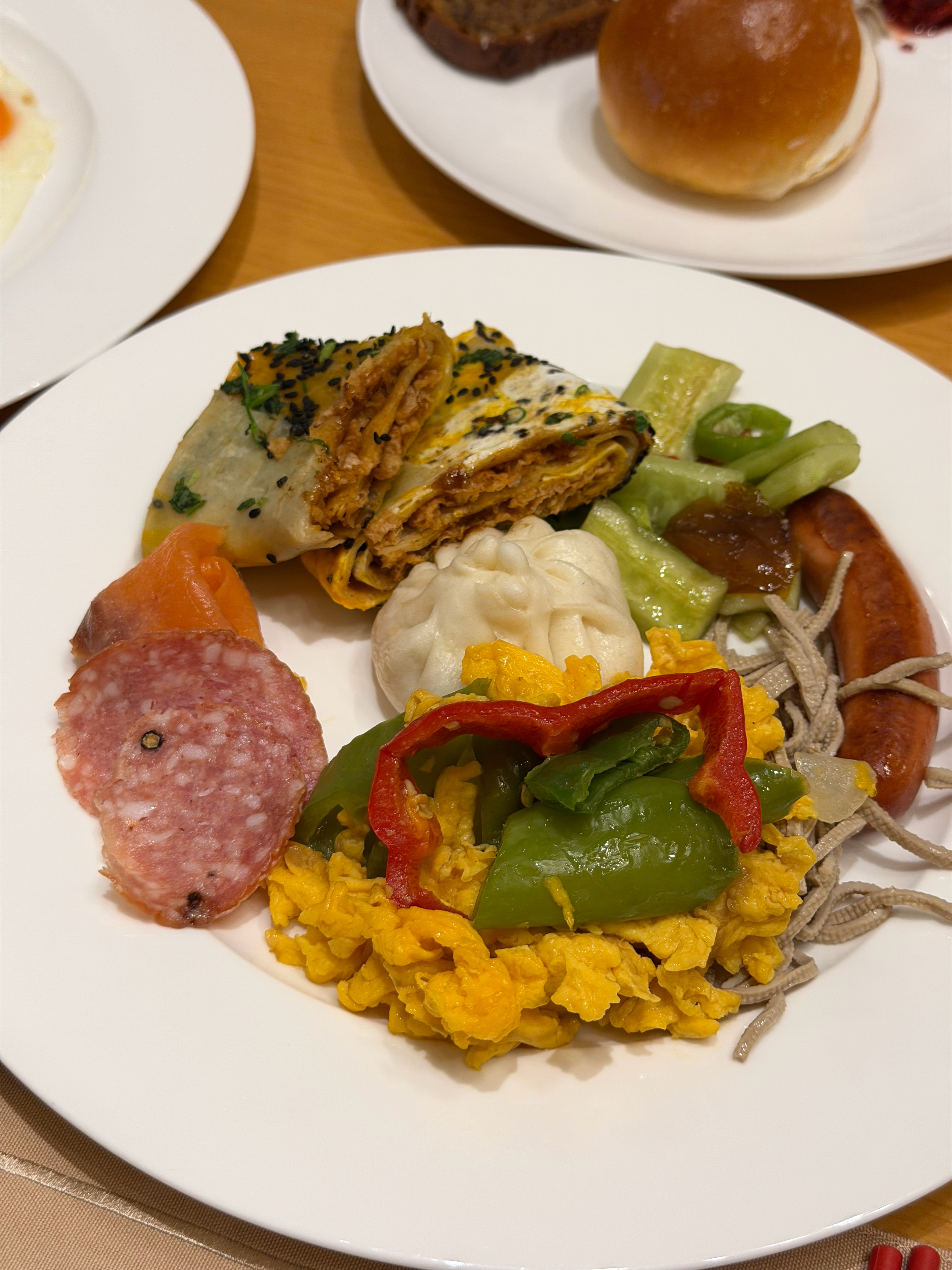 早饭炫完赶去上海晚饭，约上了《一饭封神》帅大厨的餐厅，晚上免不了又是美餐一顿北