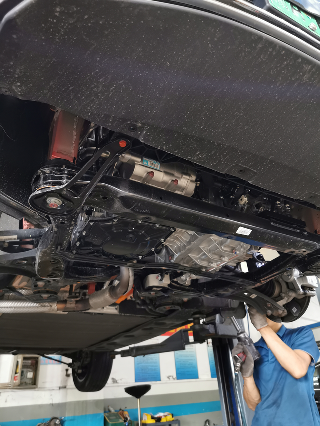 更换电机总程今天一早就到4儿子店，准备换电机总程了，看到准新车被拆成这样，心里