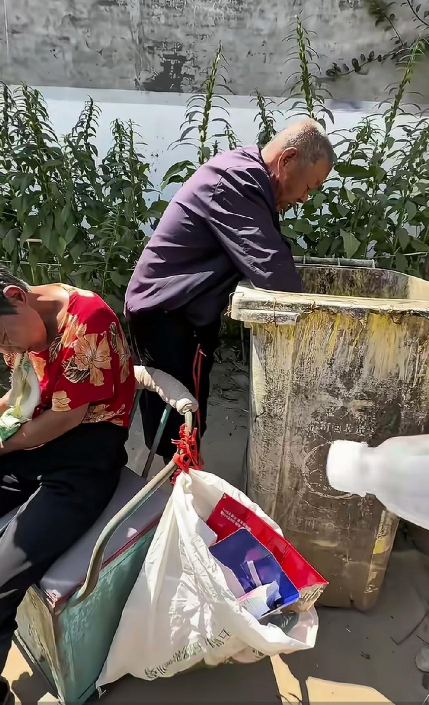 年轻人做慈善的方式太讲究了，他们选择直接把钱捐给最有需要的人，老大爷带着残疾的老