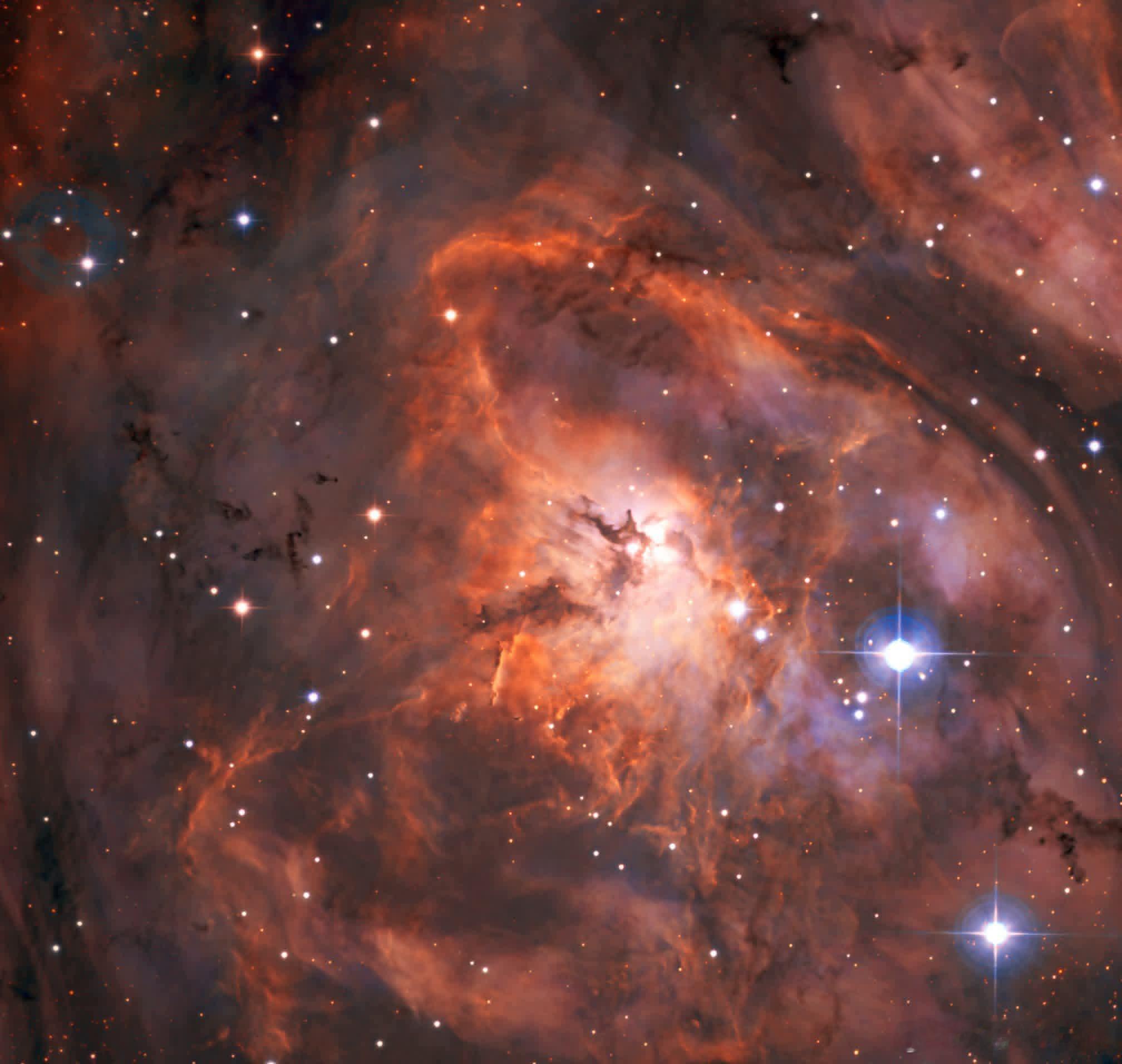潜入泻湖星云的宇宙摇篮——一个广阔而发光的摇篮，在那里，新恒星正在此刻诞生。这一
