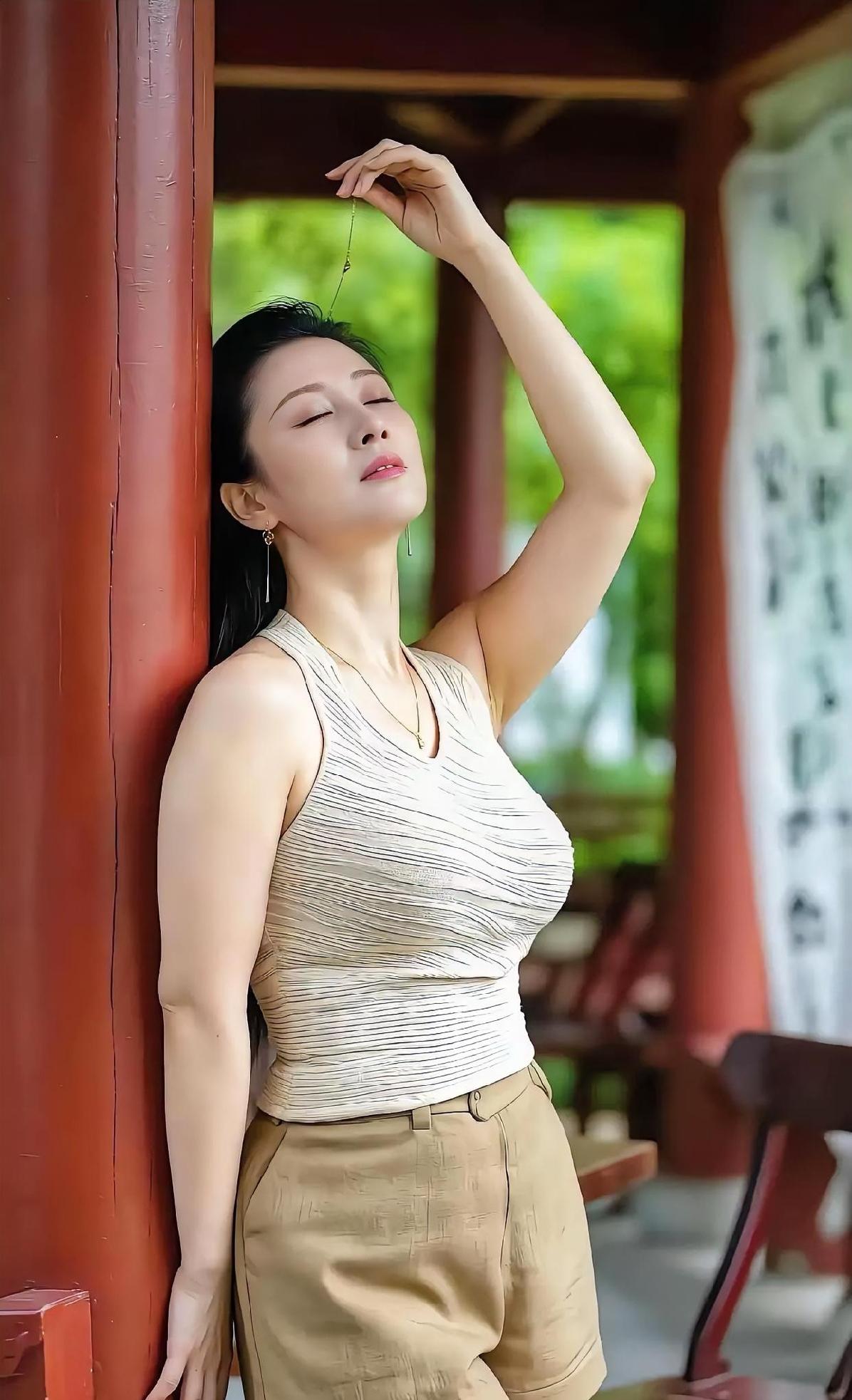 《廊下微风》红柱幽廊，绿意轻探窗外你闭目，如沐一季的知夏素衫轻褶，卡