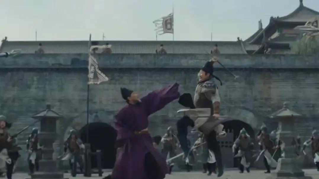 白宇演的钱弘俶，眼睁睁看着权臣胡进思屠戮太尉，拳头攥紧，虎符落地。这一幕，几乎