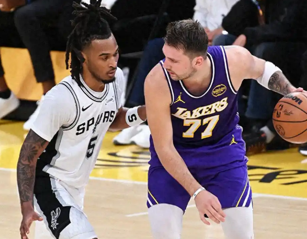 对比独行侠总决赛阵容，东契奇需要什么已经很明显了副攻手欧文=小里（不评论谁强，