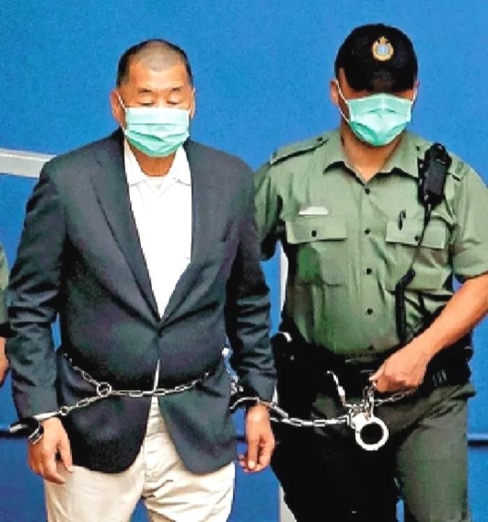 黎志英害怕了，在法庭上求情。他的律师在法庭上列了一长串理由，翻来覆去表达的核