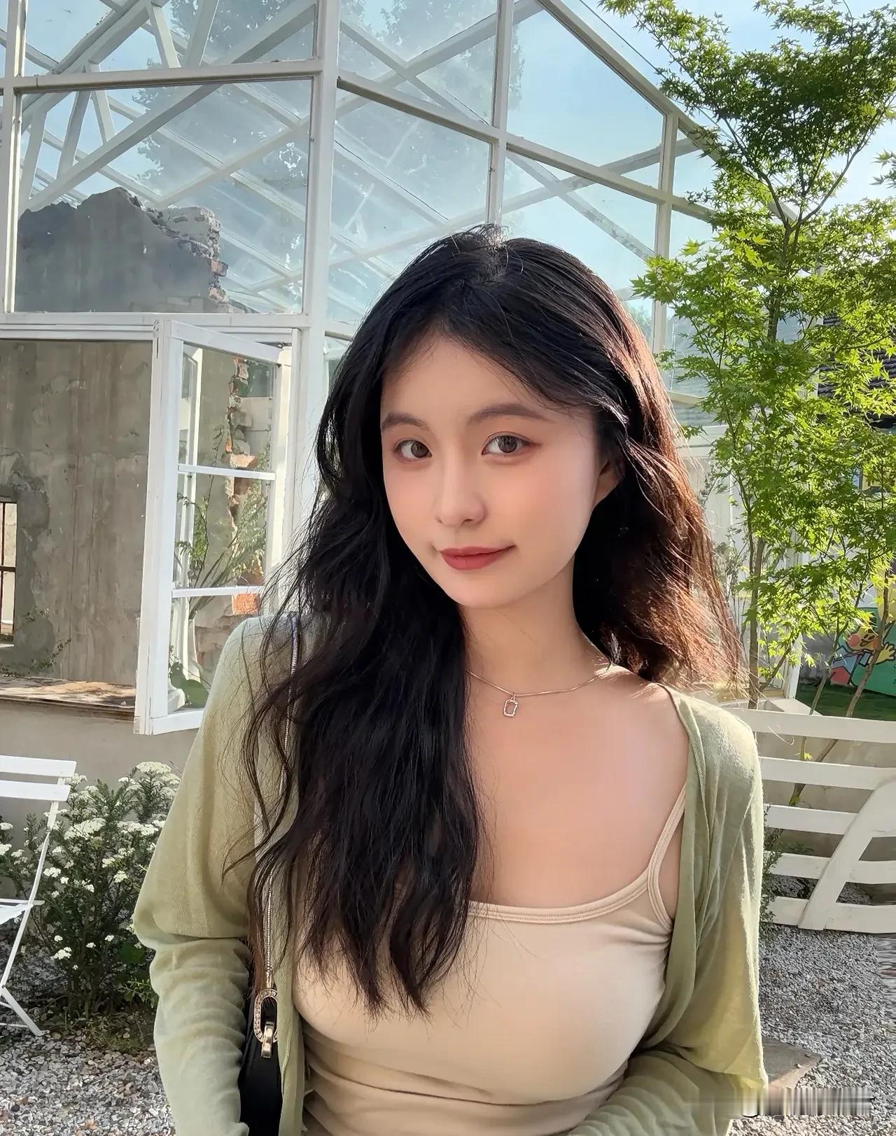 清晨阳光洒进窗台，一杯热牛奶，一本小诗集，午后微风轻拂裙摆，街