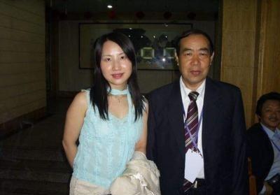 1992年，贾平凹与“校花”妻子办理离婚。工作人员问：“离婚原因是什么？”贾平凹