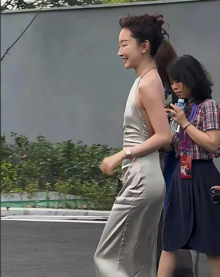 见多了黑周冬雨的图片，感觉这个才更接近真实吧。公开资料显示，周冬雨很小就练习