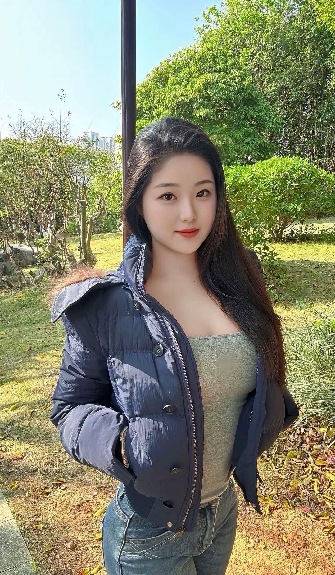 美图欣赏，看图写诗，情感解读《晴日闲庭》婉约古风：晴光暖覆小园东，