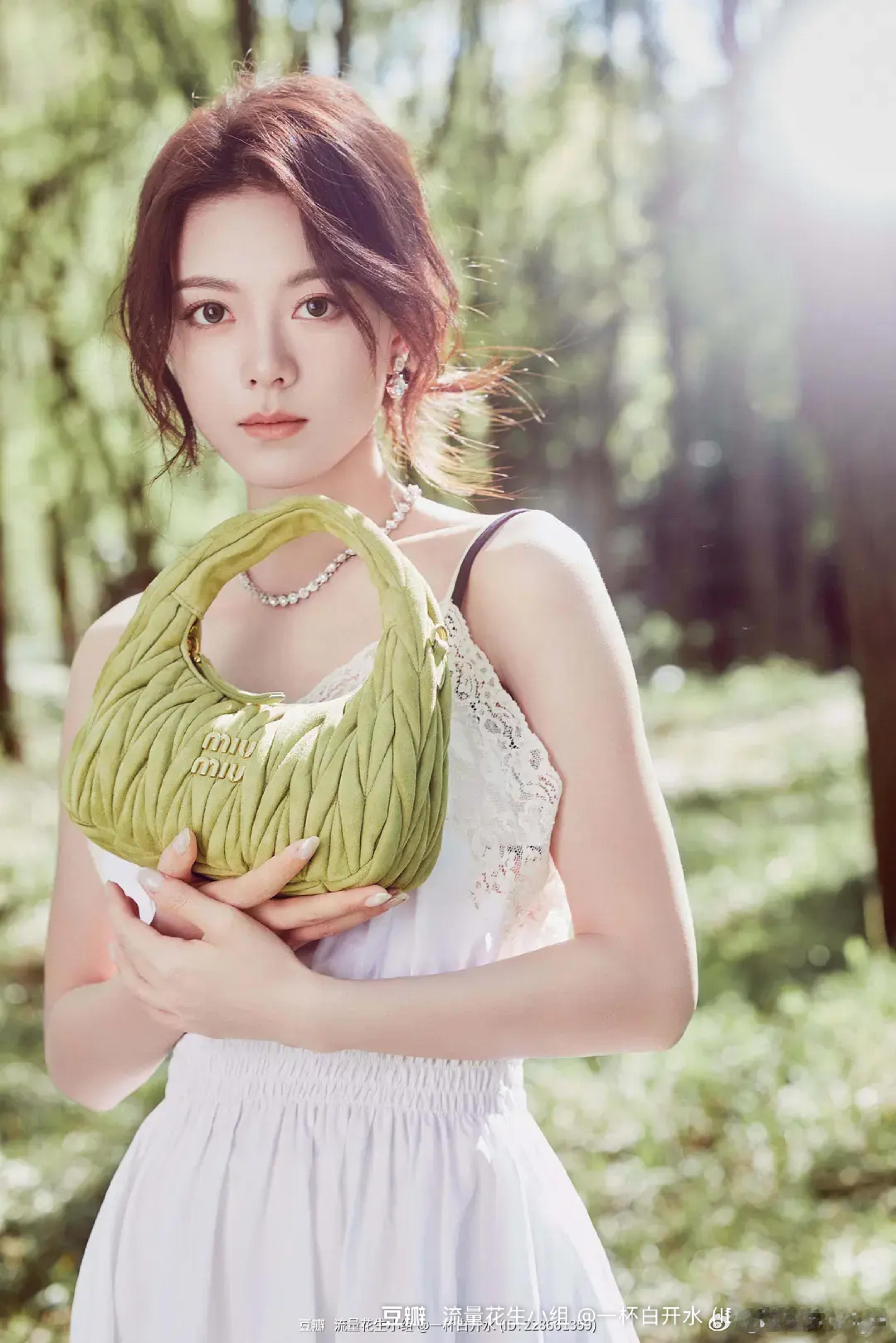 赵今麦miumiu物料终于美一次了[笑着哭][笑着哭][笑着哭]​​​