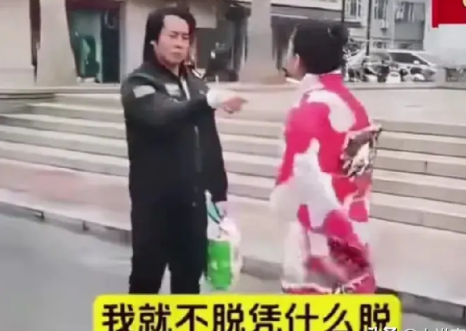 浙江一女子，正在满心欢喜欣赏自己，穿着一件大红花的日本和服。在街上优雅很意的走着