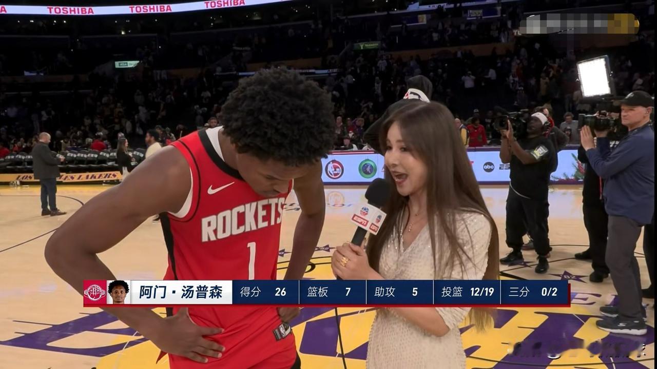 火箭核心阿门-汤普森真是让人感到惊叹！在今天火箭客场以119：96大胜湖人的圣诞