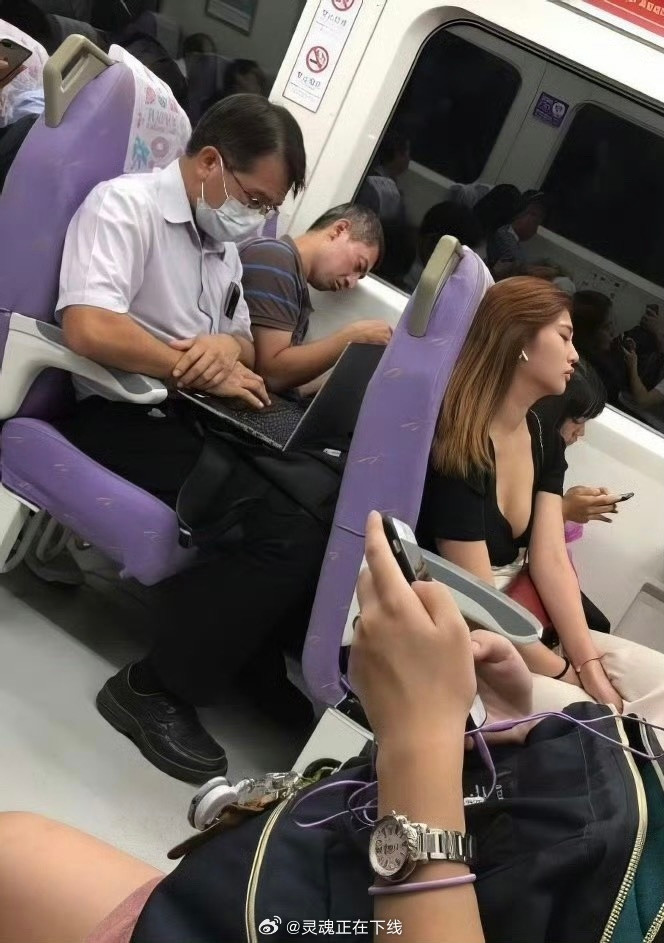 高铁上的有钱人也还在用home键iPhone！