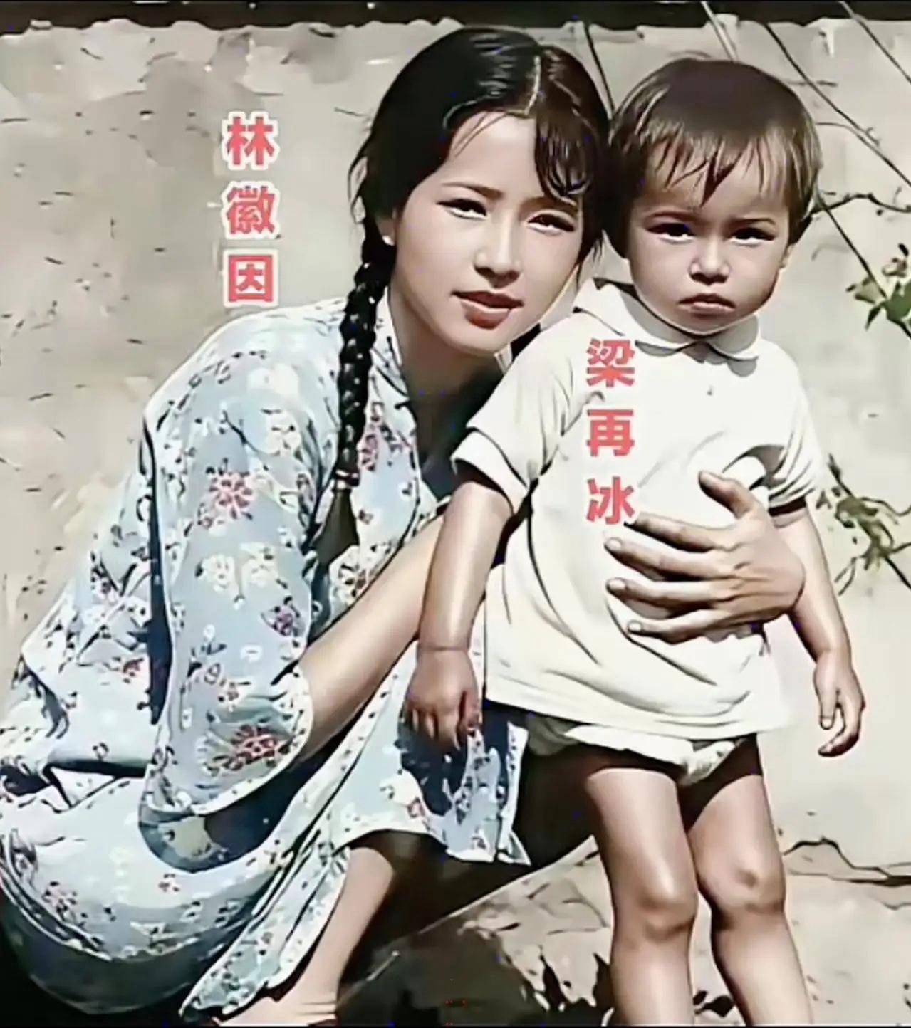 1930年，26岁的林徽因与女儿梁再冰的合影，镜头中的林徽因穿着素花旗袍，眉目如