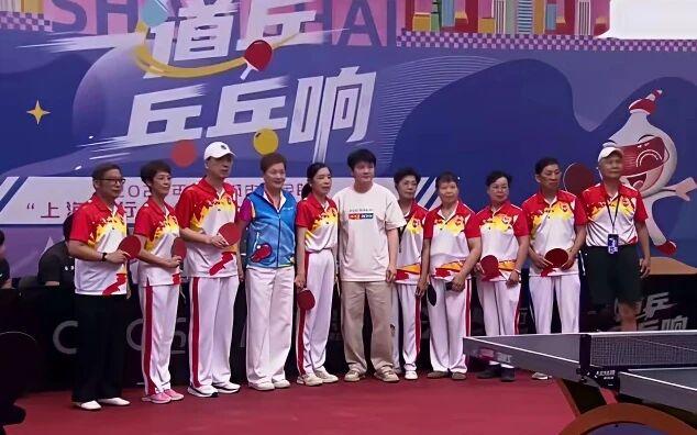 上海乒乓嘉年华：这张合影背后，藏着樊振东难得的温柔[比心][比心][比心][比心][比心]