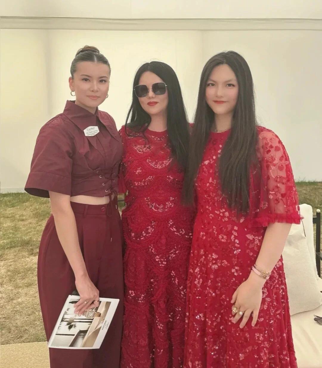 王诗龄这身红裙造型，和李湘的风格也太像了，差点分不清。