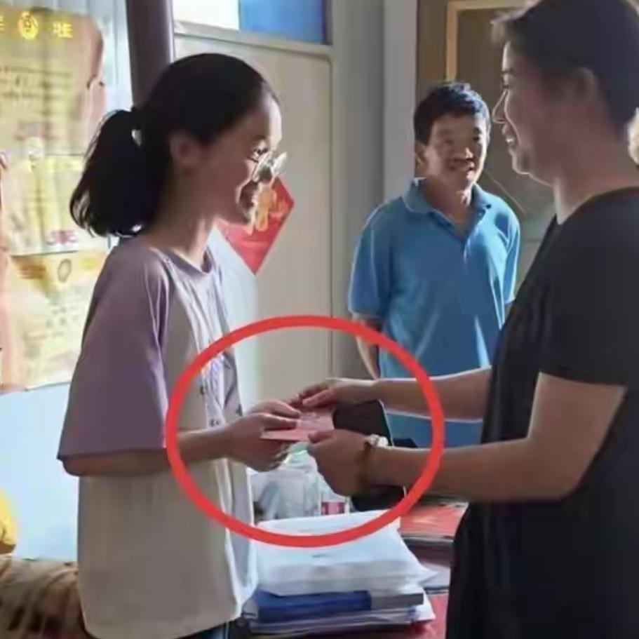 没想到河南郏县699分寒门女孩拒急选清北那句要先看就业太戳人换作别的同龄