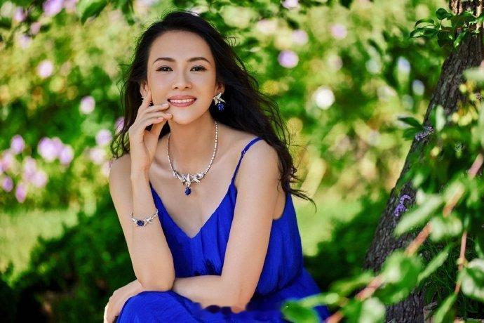 章子怡好旺盛的生命力美感章子怡穿克莱因蓝长裙在花园漫步，那股贵气真不是盖的！每